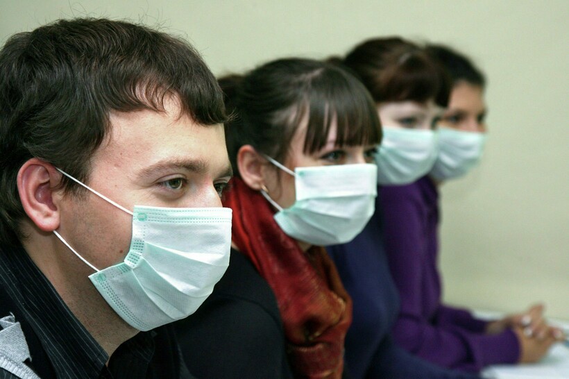 Экологи предложили строить дороги из использованных масок
