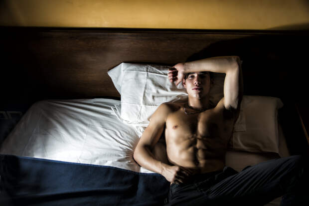 Мужчины по всему миру начали беречь сперму и бояться эякуляций. Они уверены, что это делает их здоровее и сексуальнее