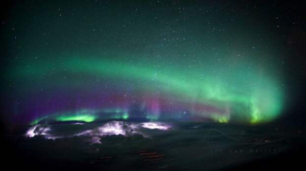 Невероятно красивый кадр природного явления сделанный в небе над Канадой