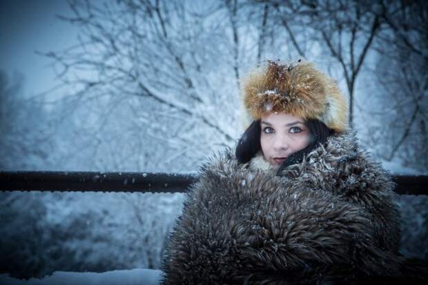 Девушки в шубе зимой на природе (43 фото)