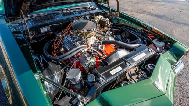 Chevrolet V8 объемом 454 кубических дюйма (7,4 литра) мощностью 525 лошадиных сил позволял проходить четверть мили за 11,5 секунд - это очень быстро!
