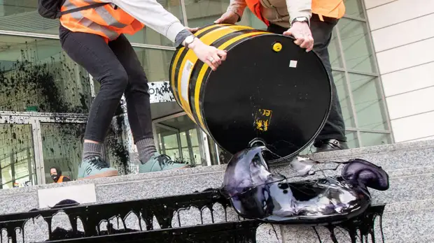 Индийская компания ONGC пытается найти судно для транспортировки российской нефти