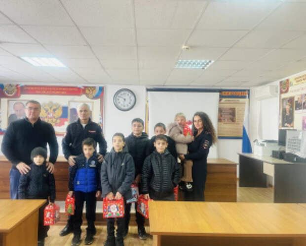 В Северной Осетии полицейские пригласили в райотдел детей из многодетных семей для вручения подарков