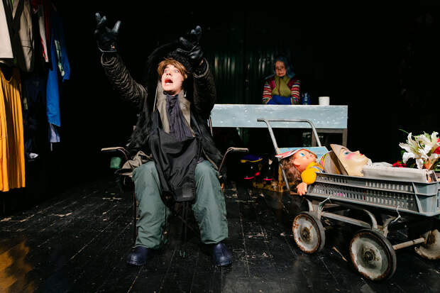 Сцена из спектакля «Барахло»