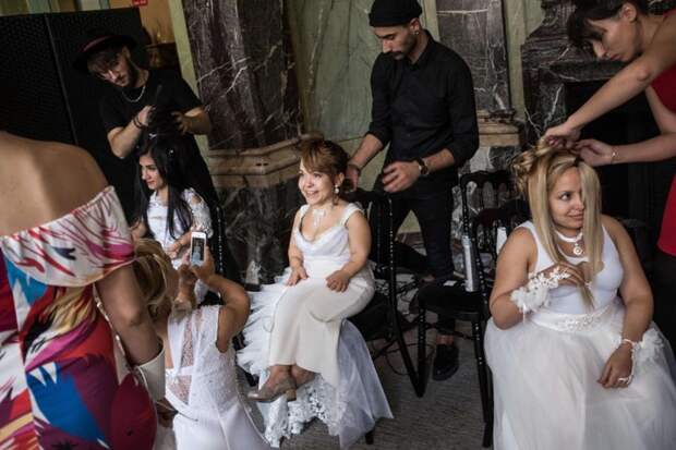 140-сантиметровые модели покорили подиум на Неделе моды в Париже девушки, мода, модель, платье, показ мод, рост, свадебное платье