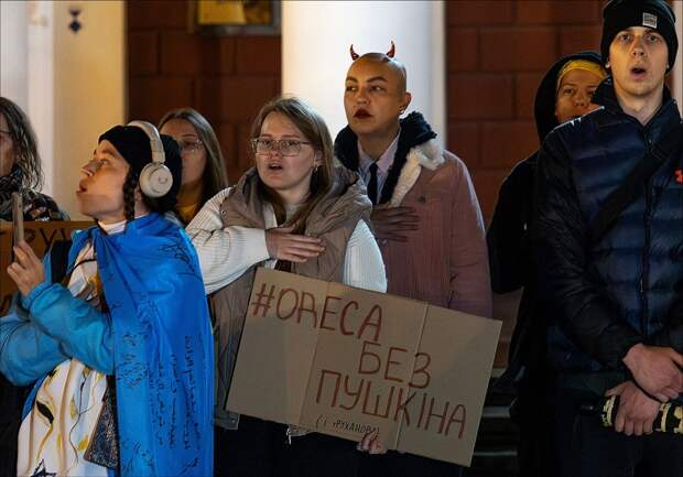 Трамп или Бандера. Одесские нацисты бьют горшки в споре, что поставить вместо Пушкина