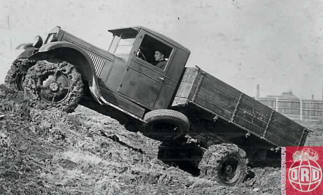 На этой редкой фотографии 1939 года изображено взятие подъема полноприводным грузовиком К-2, на колеса которого для верности надеты цепи противоскольжения