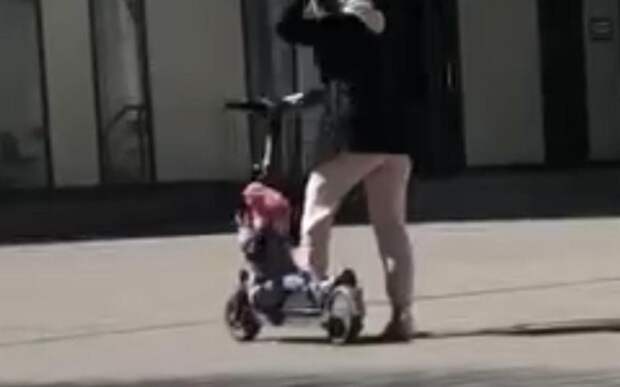В центре Рязани заметили женщину на самокате с ребёнком