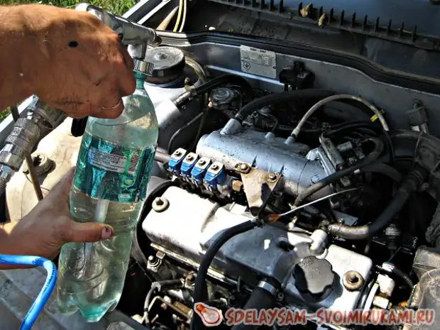 Сухая мойка двигателя автомобиля. Мойка двигателя автомобиля на автомойке. Мойка моторного отсека автомобиля. Моем дизельный двигатель. Отмыть двигатель от масла.