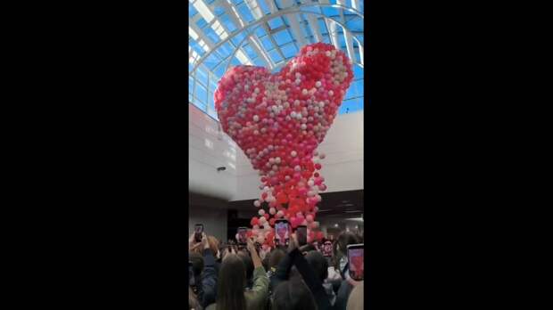 **Произошла давка во время раздачи подарков в честь Дня святого Валентина в...