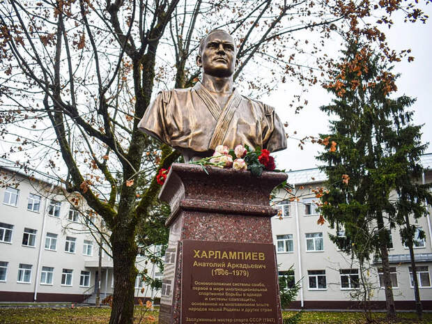 бюст Харлампиева, памятник, фото смоленского филиала НИУ МЭИ