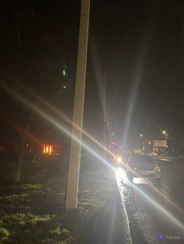 Автомобиль горит возле остановки "Гараж" в Макеевке