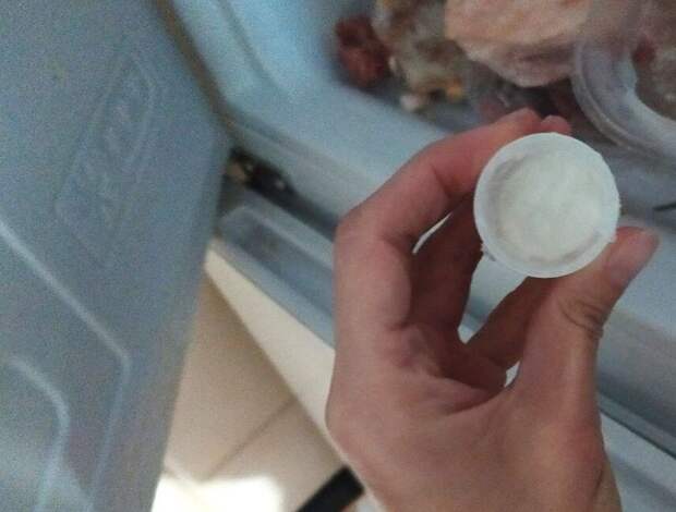 Извлеките колпачок с замороженной пастой из морозилки 