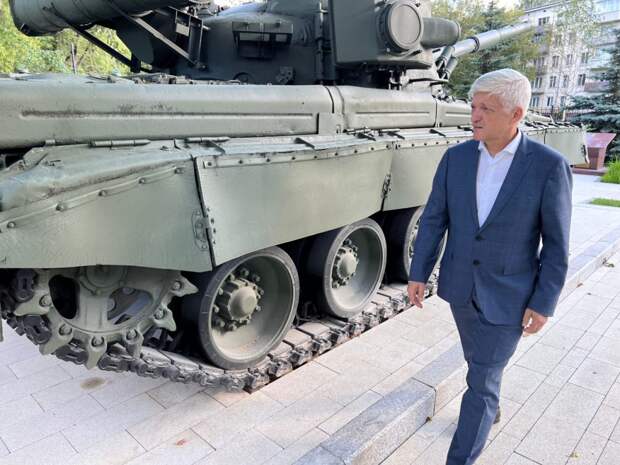 Герой России Корольков помог обновить легендарную военную технику в сквере имени Полетаева. Фото: Александр Чикин