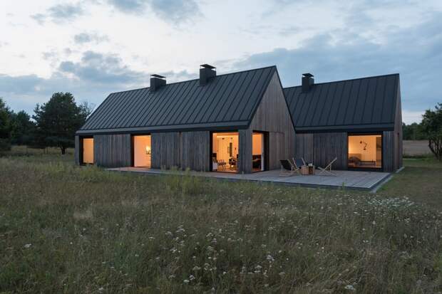 Деревянный дом на краю луга в Польше