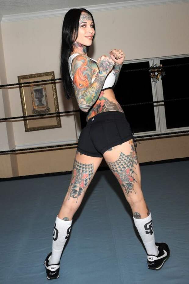 Татуированная модель Мишель Бомба (34 фото)
