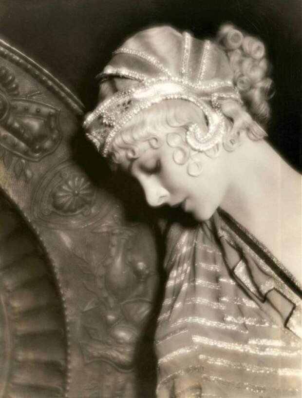 Популярная американская актриса 1930-х годов часто исполняла роли роковых женщин.