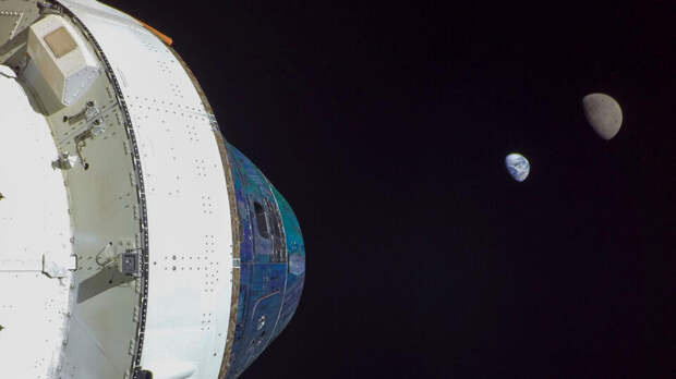 На запущенном к Луне корабле Orion возникли проблемы со связью и туалетом