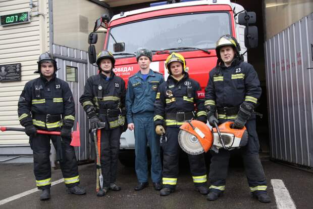 В Лосиноостровском районе пожарные спасли из огня десять человек
