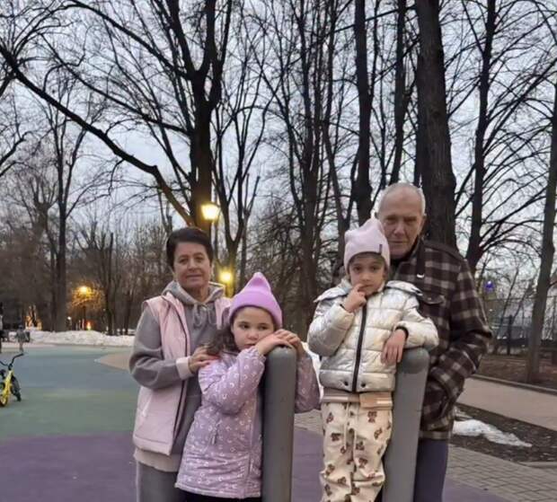 Актер Эммануил Виторган опубликовал редкое семейное фото