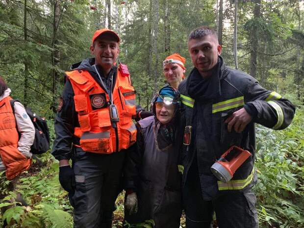 Смена поискового и аварийно-спасательного обеспечения на поисках пропавшего в лесу человека. Фото: Департамента ГОЧСиПБ г.Москвы