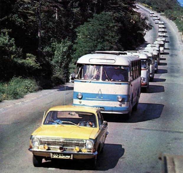 Теплые фотографии времен СССР с советскими автомобилями
