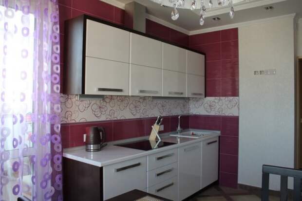 Дизайн параллельной белой кухни 12 кв.м (5 фото)