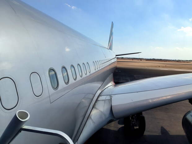 Пассажиров, застрявших из-за непогоды в Абу-Даби, семь часов не выпускают из самолета