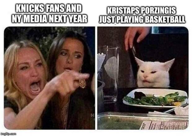 Женщина кричит на кота мем