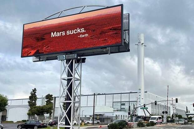 У штаб-квартиры SpaceX в Калифорнии установили билборд «‎Марс — отстой»