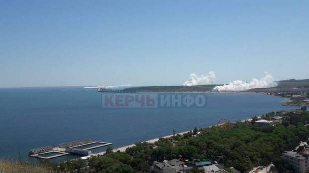 Дым на Крымском мосту сильно обеспокоил очевидцев: глава полуострова объяснил, что там проходят учения
