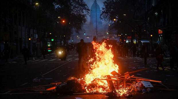 Акция протеста против властей в Буэнос-Айресе привела к пожарам и пострадавшим