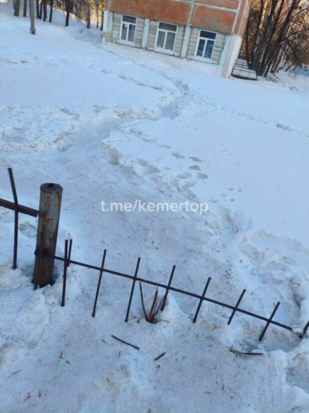 В Кемерове ученики вынуждены идти до школы по опасной дороге