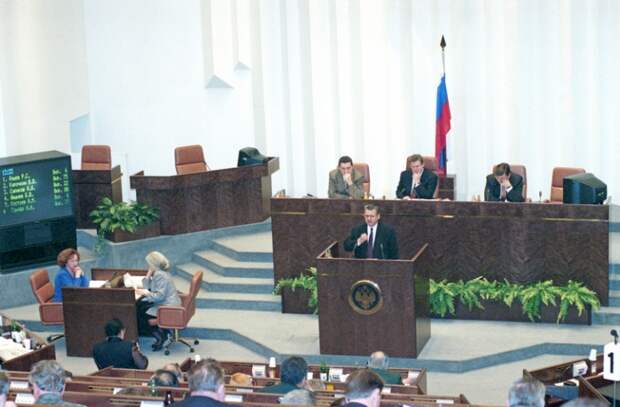 На фото: депутат Совета федерации Федерального Собрания РФ Николай Гончар во время выступления на заседании, посвященном ситуации в дагестанском селе "Первомайское", 1996 год.