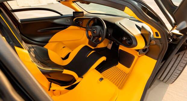 Желтый McLaren Speedtail с небольшим пробегом