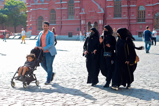Кондратьев: туристы из стран Ближнего Востока едут в РФ, чтобы переждать жару