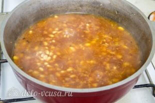 Тушеная соя: Добавить к сое обжаренные овощи и томатный соус