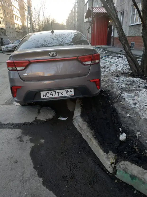 «Мужик, ты влетел на бапки». За что водителю «Лэнд Крузера» нацарапали на двери такую фразу