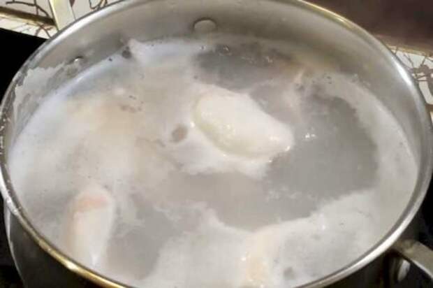 Кипитим воду, и отправляем туда кальмары, которые уже разморожены до комнатной температуры. Вода сразу перестает кипеть, и снова начинает нагреваться. Когда вода снова закипит - кальмары готовы.