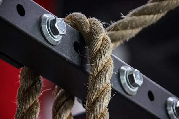 Российский военный поразил украинский дрон с помощью веревки