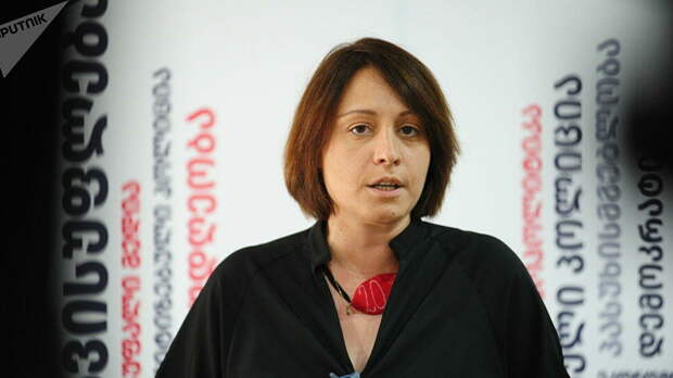 Оппозиционер в Грузии облила вход канцелярии правительства краской   Оппозиционер в Грузии облила вход канцелярии правительства краской