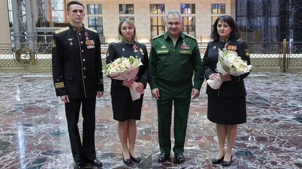 Министр обороны РФ вручил ордена Мужества девушкам, отразившим атаку морских дронов на Севастополь