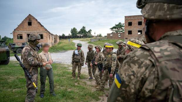 Премьер-министр Франции прокомментировал отправку военных инструкторов на Украину