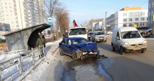 Авария дня. В Свердловской области вылетевший на остановку автомобиль сбил женщину