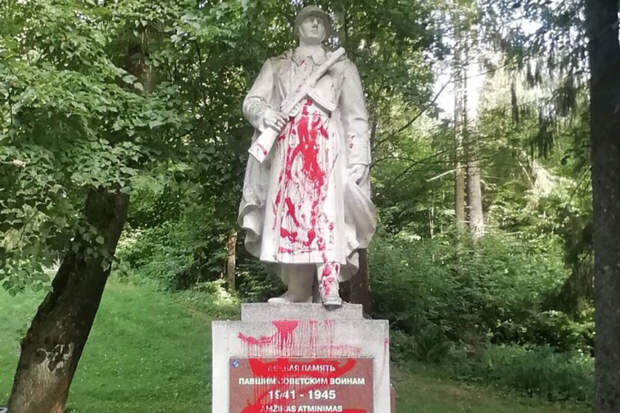 Сейм Литвы разрешил перенос захоронений советских воинов на обычные кладбища