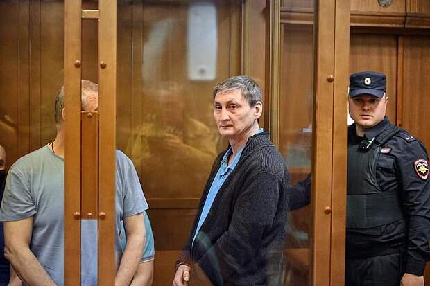 Лидер Таганского ОПС Игорь Жирноклеев (в центре) в Мосгорсуде