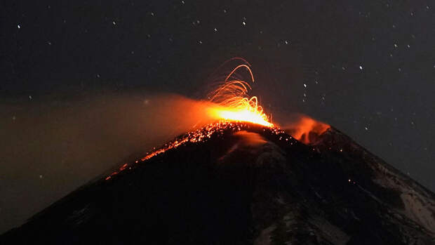 Ingv: в Италии вулкан Этна начал выпускать фонтан лавы