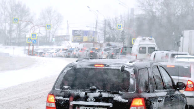 Барнаульские автомобилисты застряли в пробках из-за гололедицы утром 13 ноября
