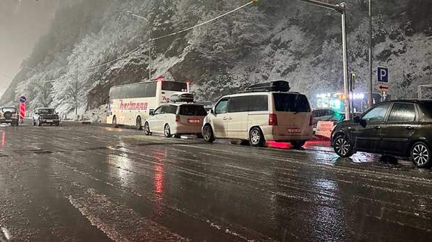 Снег и угроза схода лавин перекрыли погранпереходы с Грузией — десятки людей застряли