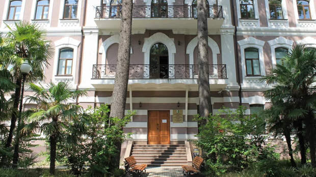 Государственный музей Абхазии не хочет снимать портрет "героя" Басаева